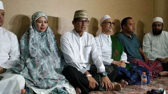 Calon wakil presiden Sandiaga Uno bersama istrinya usai salat subuh dan sebelum mencoblos di rumahnya di Jakarta Selatan, Rabu, 17 April 2019.
