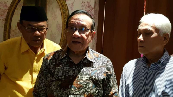 Mantan ketua umum Partai Golkar Akbar Tanjung usai menerima Ketua Tim Kampanye Nasional Jokowi-Ma'ruf Amin Erick Thohir di rumahnya di Jakarta, Selasa malam, 16 April 2019.