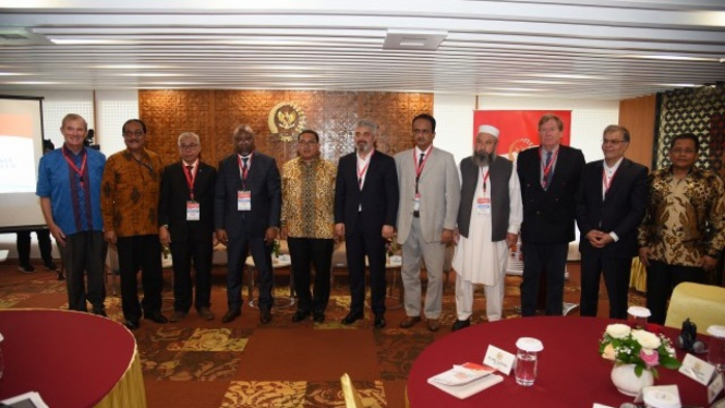Wakil Ketua DPR RI Fadli Zon berfoto bersama delegasi parlemen Turki, Malaysia, Pakistan, dan Rusia. 