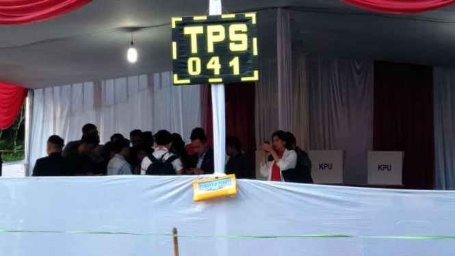TPS 041, tempat calon presiden Prabowo Subianto akan mencoblos di Kampung Curug, Desa Bojong Koneng, Kecamatan Babakan Madang, Kabupaten Bogor, Jawa Barat, pada Rabu, 17 April 2019.
