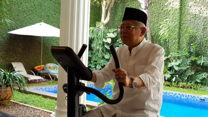 Calon wakil presiden Ma'ruf Amin memulai kegiatannya sebelum menggunakan hak pilihnya dengan berkegiatan santai di rumahnya, Jalan Situbondo, Jakarta, Rabu pagi, 17 April 2019.