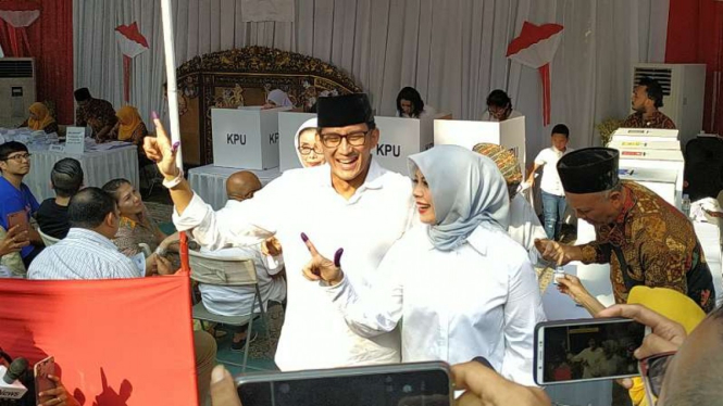 Calon wakil presiden Sandiaga Uno menggunakan hak pilihnya di TPS 002, Jalan Sriwijaya, Jakarta Selatan, pada Rabu pagi, 17 April 2019.