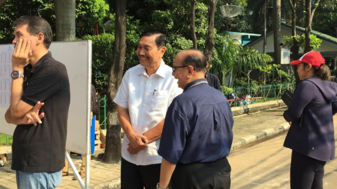 Luhut Pandjaitan di TPS 005 di RW 02 Kelurahan Kuningan Timur Jakarta Selatan