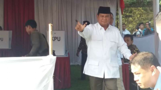 Calon presiden Prabowo Subianto usai mencoblos di Tempat Pemungutan Suara (TPS) 041 Desa Bojong Koneng, Babakan Madang, Kabupaten Bogor, Jawa Barat, pukul 08.05 WIB, Rabu, 17 April 2019.