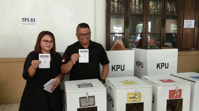 Anggota Bawaslu, Fritz Edward Siregar dan istri saat mencoblos. (Foto dokumentasi)