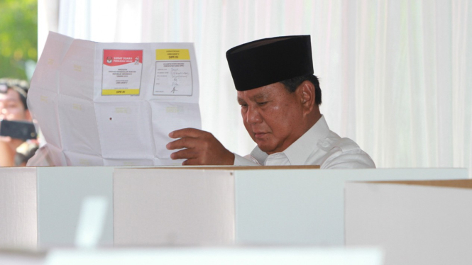 Prabowo Mencoblos di Bojong Koneng