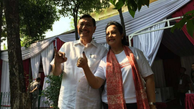 Luhut Binsar Pandjaitan dan istri usai mencoblos di Pemilu 2019.