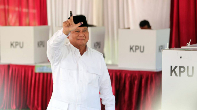 Calon Presiden nomor urut 02, Prabowo Subianto memberikan hak pilih di Pemilu 2019, 17 April 2019.