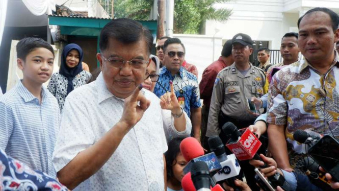 Wakil Presiden Jusuf Kalla usai mencoblos di TPS 04, Kebayoran Baru, Jakarta.