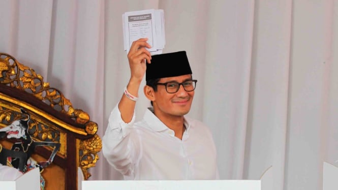 Calon Wakil Presiden nomor urut 02 Sandiaga Uno menunjukkan surat suara seusai menggunakan hak pilih pada Pemilu 2019 di TPS 02, Kebayoran Baru, Jakarta, Rabu, 17 April 2019.