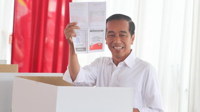 Jokowi dan Iriana Jokowi Mencoblos