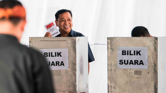 Warga binaan Setya Novanto (tengah) menunjukkan surat suara saat mengikuti pencoblosan Pemilu 2019 di TPS yang berada di Lapas Sukamiskin, Bandung, Jawa Barat, Rabu, 17 April 2019.