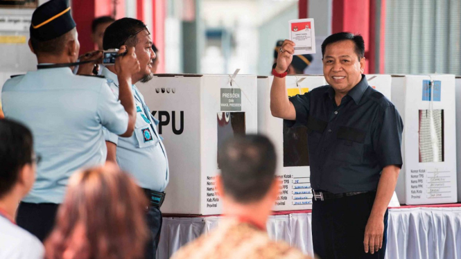 Warga binaan Setya Novanto (tengah) menunjukkan surat suara saat mengikuti pencoblosan Pemilu 2019 di TPS yang berada di Lapas Sukamiskin, Bandung, Jawa Barat, Rabu, 17 April 2019.