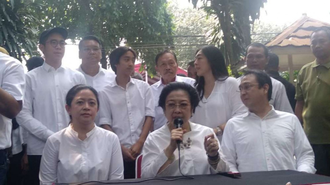 Ketua Umum PDI Perjuangan Megawati Soekarnoputri dan keluarga usai pencoblosan.