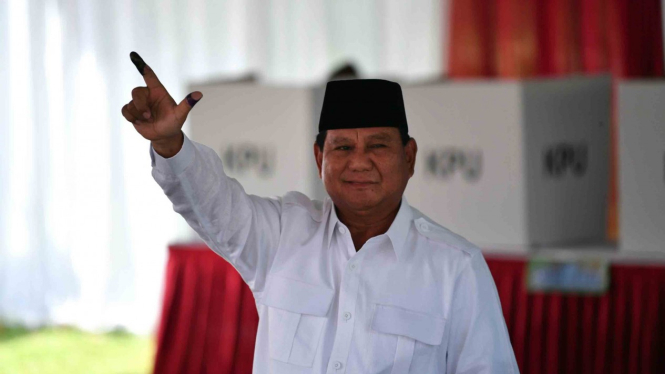 Calon Presiden nomor urut 02 Prabowo Subianto menggunakan hak pilihnya di TPS 041, Kampung Curug, Desa Bojong Koneng, Babakan Madang, Bogor, Jawa Barat