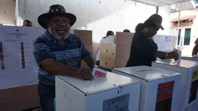 Warga menyalurkan hak politiknya pada Pemilu 2019 di TPS 06, Kelurahan Timika Jaya, Kabupaten Mimika, Papua
