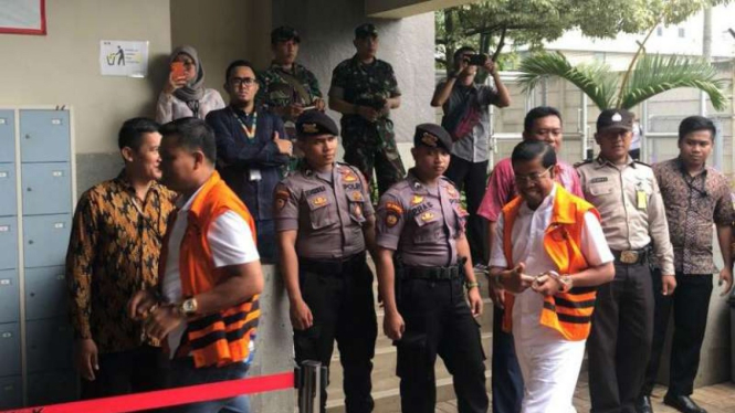 Terdakwa kasus dugaan suap proyek PLTU Riau-1, Idrus Marham, saat bersiap mencoblos dalam Pemilu di Gedung KPK.