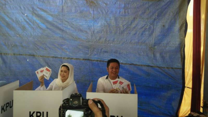 Gubernur Sumatera Selatan Herman Deru bersama istri memilih di Palembang.