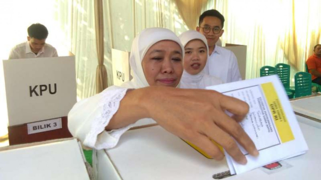 Gubernur Jawa Timur Khofifah Indar Parawansa bersama anak-anaknya mencoblos di T