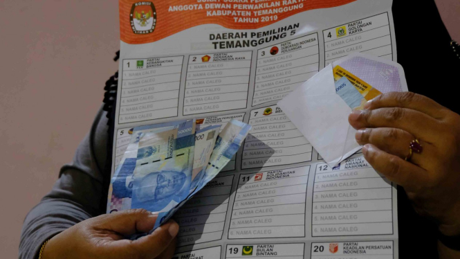 Petugas menunjukkan sejumlah barang bukti dugaan politik uang pada Pemilu 2019 di kantor Bawaslu Temanggung, Jawa Tengah, Selasa, 16 April 2019.
