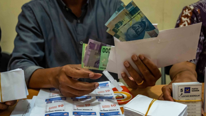Petugas Bawaslu Kabupaten Demak menunjukkan sejumlah barang bukti temuan dugaan politik uang  Pemilu 2019 di Demak, Jawa Tengah, Selasa, 16 April 2019.