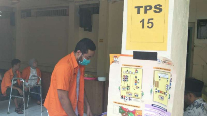 Tahanan kasus dugaan pencurian data nasabah mencoblos di Polda Metro Jaya.