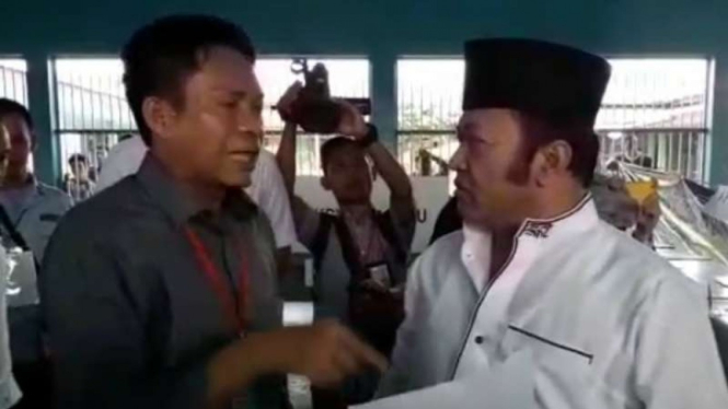 Zainudin Hasan, terdakwa korupsi penerimaan fee proyek di Lampung Selatan, ngomel-ngomel karena dia tak kebagian surat suara di TPS 19, kompleks Lapas Kelas IA Bandar Lampung pada Rabu, 17 April 2019.