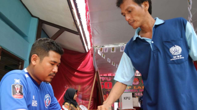 Panitia Pemilu TPS Lapas Kelas 1 Surabaya, Porong, pakai jersey Arema