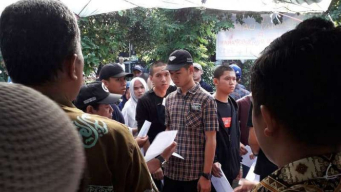 Gerombolan pemuda datangi TPS di Depok, bikin gempar warga.