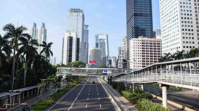 Veículos passando pela área Sudirman-Thamrin, Jacarta, quarta-feira, 17 de abril de 2019.