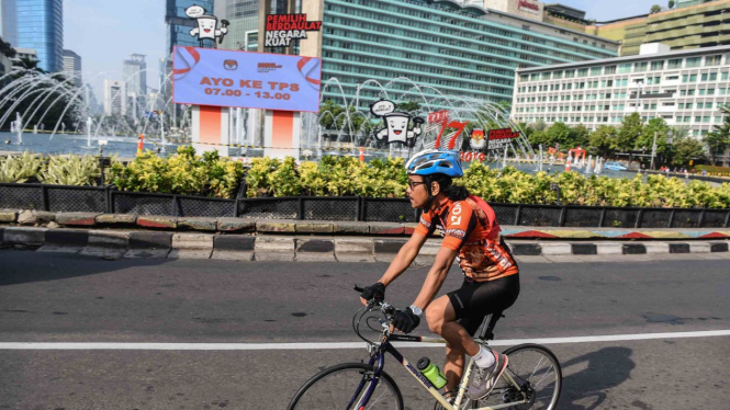 Pesepeda melintas di kawasan Bundaran HI, Jakarta, Rabu, 17 April 2019.