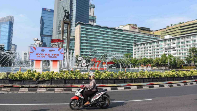 Kendaraan melintas di kawasan Bundaran HI, Jakarta, Rabu, 17 April 2019.