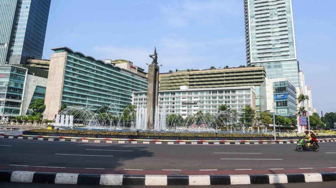 Cuaca cerah di kawasan Bundaran HI, Jakarta. 