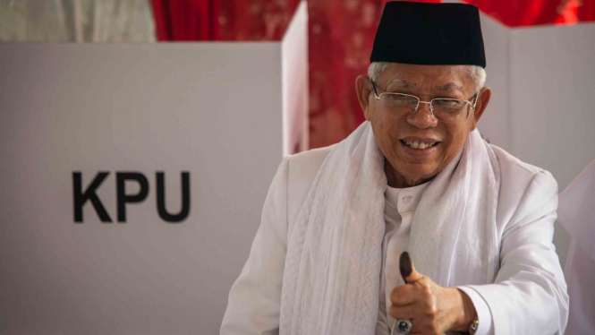 Calon Wakil Presiden Nomor Urut 01 Ma'ruf Amin menunjukkan jempolnya seusai menggunakan hak pilihnya dalam Pemilu 2019, di TPS 051, Koja, Jakarta, Rabu, 17 April 2019.