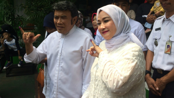 Rhoma Irama dan istri di TPS.