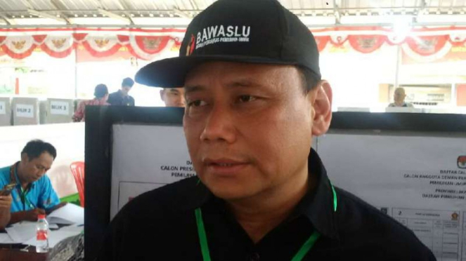 Ketua Badan Pengawas Pemilu, Abhan, saat meninjau pemungutan suara di TPS Lapas Kedungpane, Semarang, Jawa Tengah, pada Rabu, 17 April 2019.