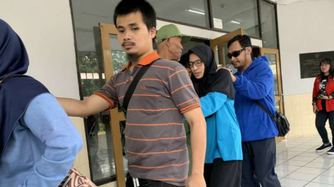 Pemilih penyandang disabilitas seusai mencoblos di TPS Wyata Guna, Kota Bandung, Jawa Barat, Rabu, 17 April 2019.