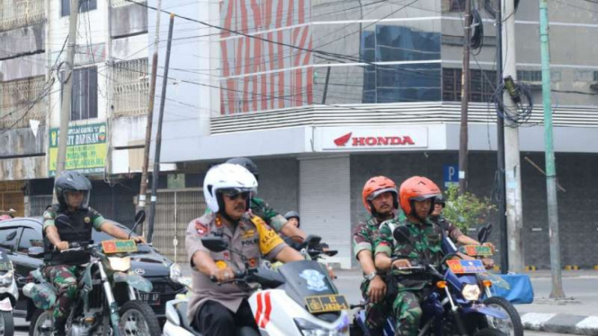 Kapolda Sumut pantau TPS-TPS di Medan dengan menggunakan motor