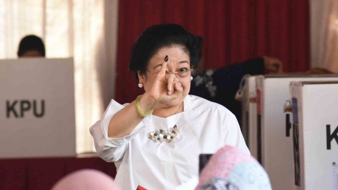 Ketua Umum PDI Perjuangan yang juga Presiden kelima RI Megawati Soekarnoputri menunjukkan jarinya yang telah dicelup tinta seusai menggunakan hak pilihnya pada Pemilu 2019 di TPS 62, Kebagusan, Jakarta