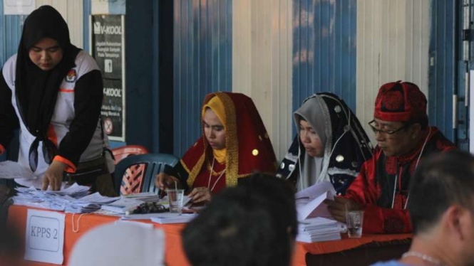 TPS 02 yang berkonsep perpaduan etnis Minangkabau, Tionghoa, dan India di Kelurahan Belakang Pondok, Kecamatan Padang Selatan, Kota Padang, Sumatera Barat, pada Rabu, 17 April 2019.