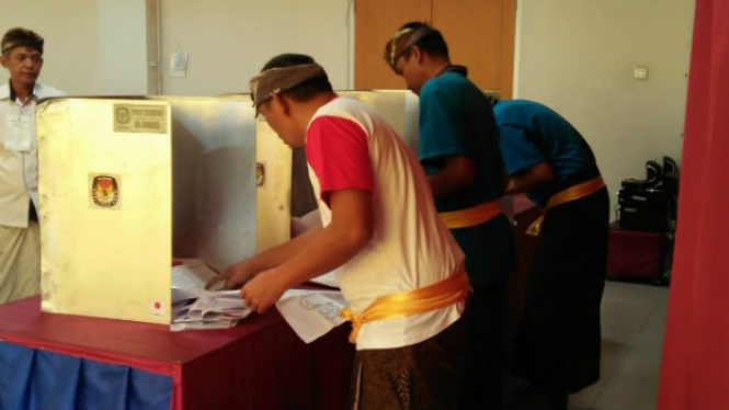 Pasien RSJ Bali mencoblos gunakan pakaian adat Bali