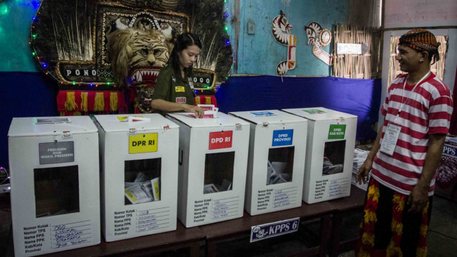Warga memasukkan surat suara ke dalam kotak suara saat menggunakan hak pilihnya pada Pemilu 2019 di TPS 69 bertema Reog di Ngemplak, Solo, Jawa Tengah