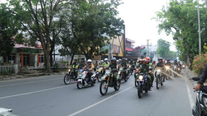 Kepala Kepolisian Daerah Sumatera Utara Irjen Pol Agus Andrianto memantau pemungutan suara pemilu di sejumlah lokasi di Medan pada Rabu siang, 17 April 2019.