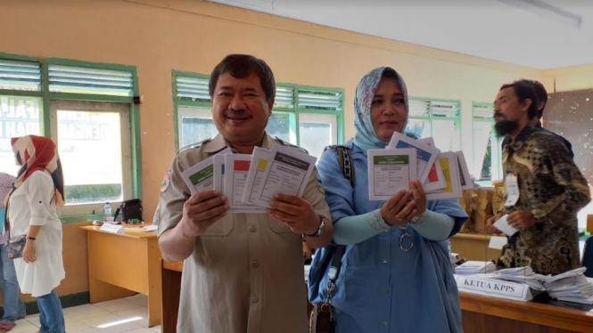 Bupati Garut Jawa Barat, Rudy Gunawan dan istrinya Diah Kurniasari di TPS