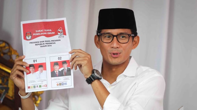 Calon Wakil Presiden nomor urut 02 Sandiaga Uno menunjukkan surat suara sebelum menggunakan hak pilih pada Pemilu 2019 di TPS 02, Kebayoran Baru, Jakarta