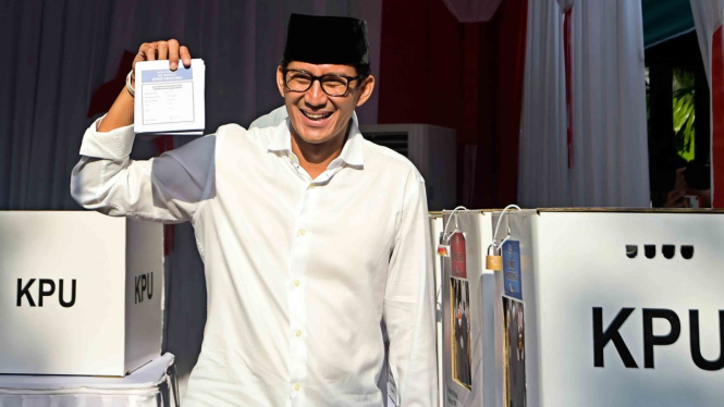 Calon Wakil Presiden nomor urut 02 Sandiaga Uno menunjukan surat suara usai melakukan pencoblosan dalam Pemilu 2019 di TPS 02, Jakarta