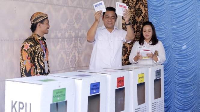 Walikota Semarang Hendrar Prihadi bersama istri Krisseptiana menunjukkan surat suara saat pencoblosan di tps 11 kelurahan Lempongsari, Gajahmungkur.