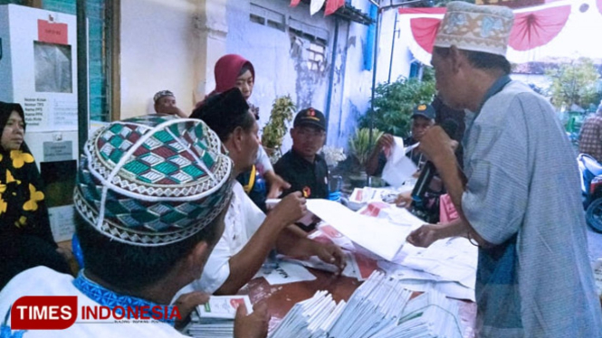 Proses penghitungan suara di TPS 013 Desa Pangkahkulon (Foto: Akmal/TIMES Indonesia)