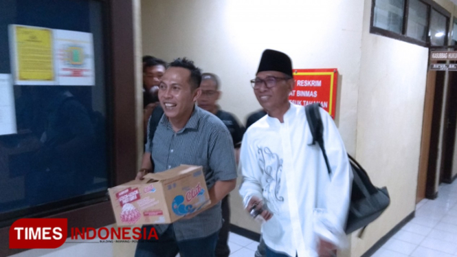 Okta Rosadinata, Wakil Ketua bersama Tsalis Fahmi, Ketua DPC Partai Gerindra Lamongan, keluar dari Mapolres Lamongan, Rabu (17/4/2019). (FOTO: MFA Rohmatillah/TIMES Indonesia)