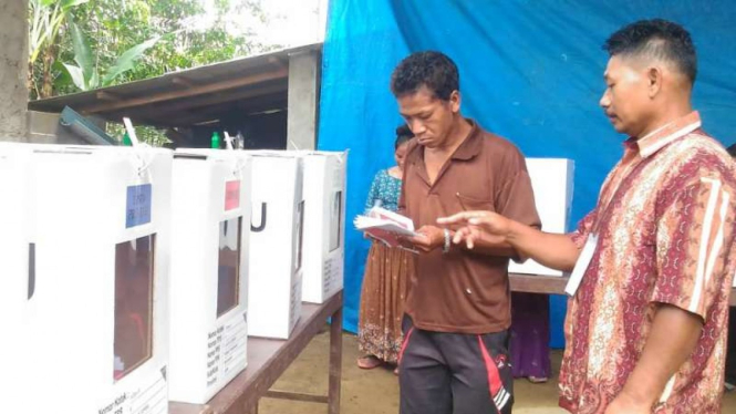 Seorang warga Suku Anak Dalam atau Orang Rimba sesaat sebelum mencoblos TPS 08, Desa Lantak Seribu, Kecamatan Renah Pamenang, Kabupaten Merangin, Jambi, pada Rabu, 17 April 2019.